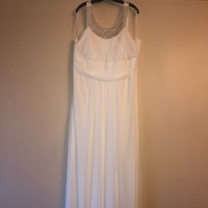Beautiful white dress with pearl accents size 4XL